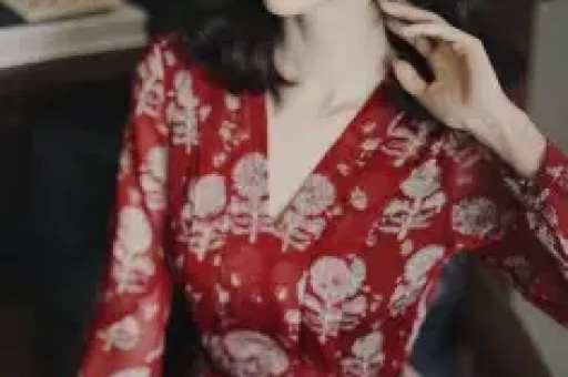 高速赶下车、洗衣服接口水、跪地服务当这些明星的员工太难了！