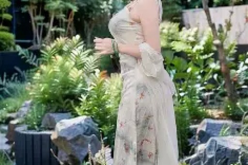 檀健次人设崩塌向女网红示弱频送红包风波后复出现场彻底失控
