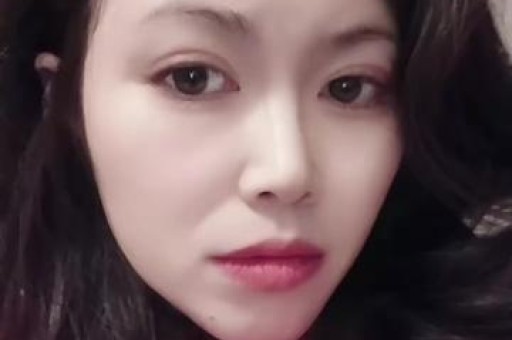 德云社孙越近期陷入耍大牌争议事发停车场路人偶遇上前问好索要签名虽口头应声却未停下脚步径直上车离开这段视频流出后引发网友