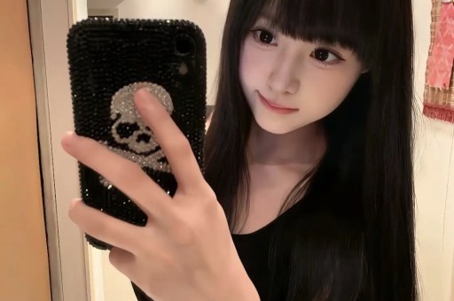 江疏影39岁凭“脚毛”上热搜背后藏着内娱对中年女星最大的傲慢